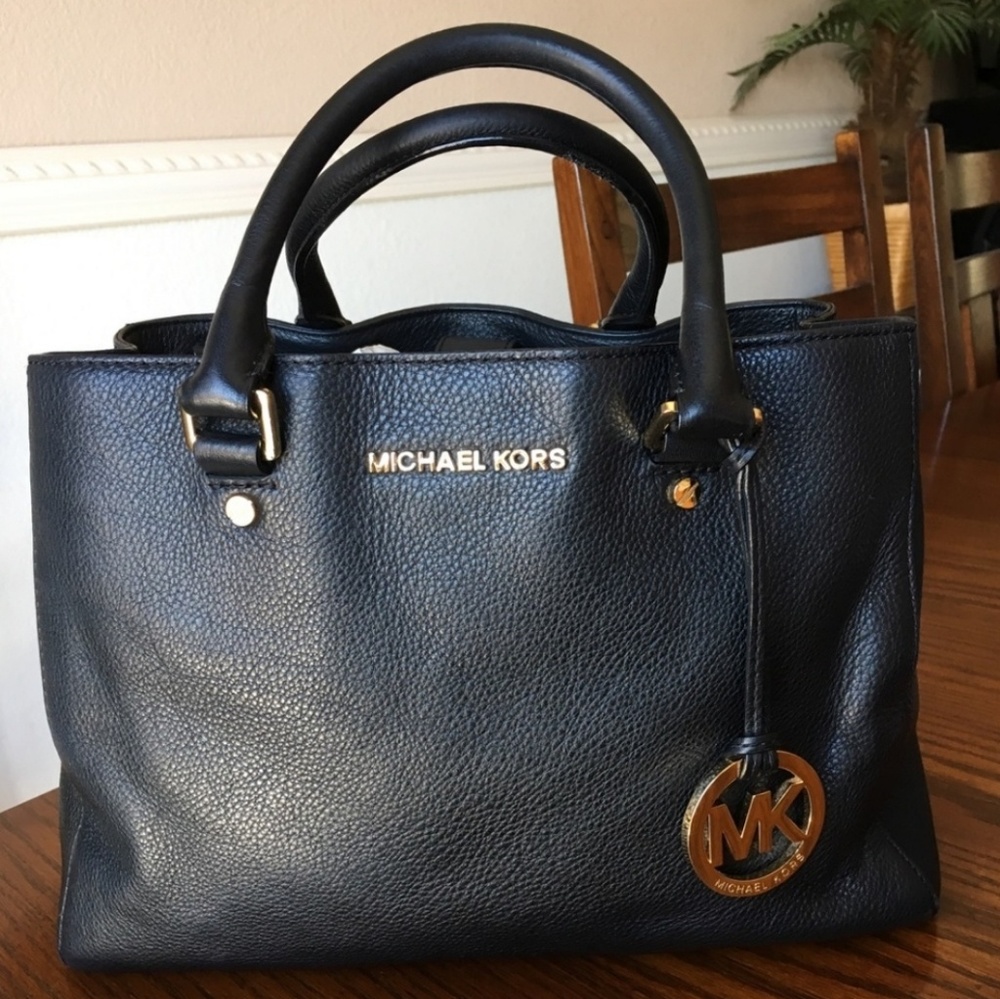 Mickel kors purse with strap